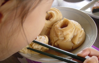はじ麸の煮物を食べる娘